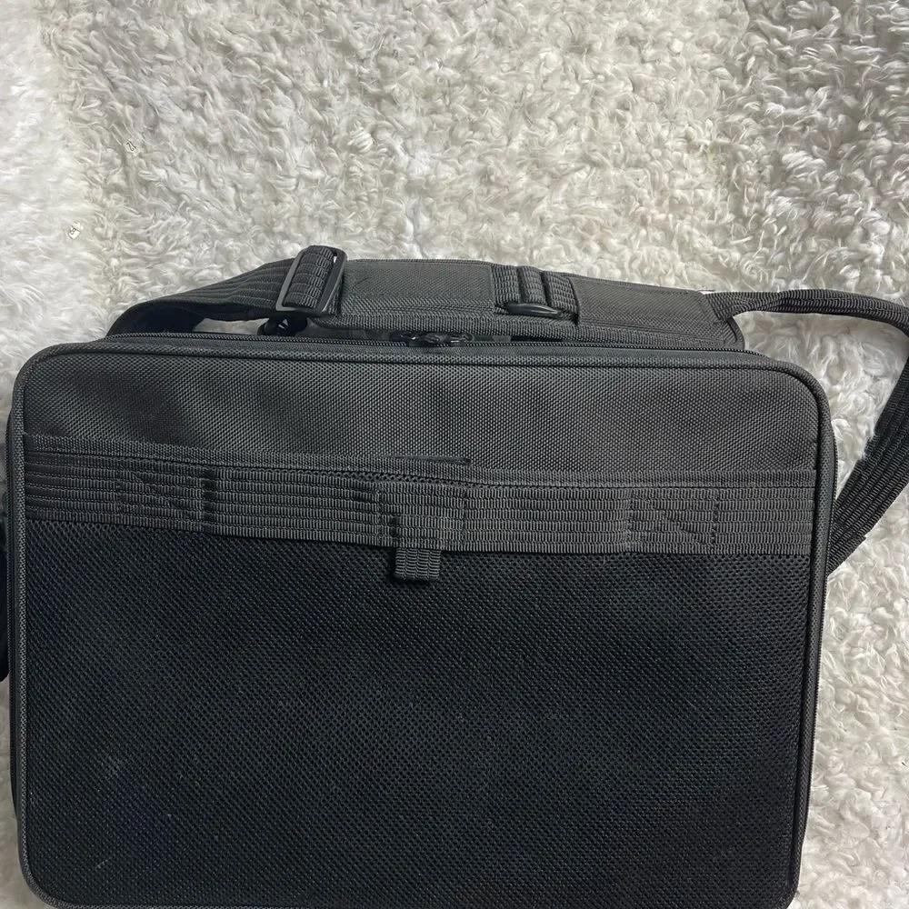 Targus Briefcase / laptop shoulder bag Black and gray Durable Nylon .